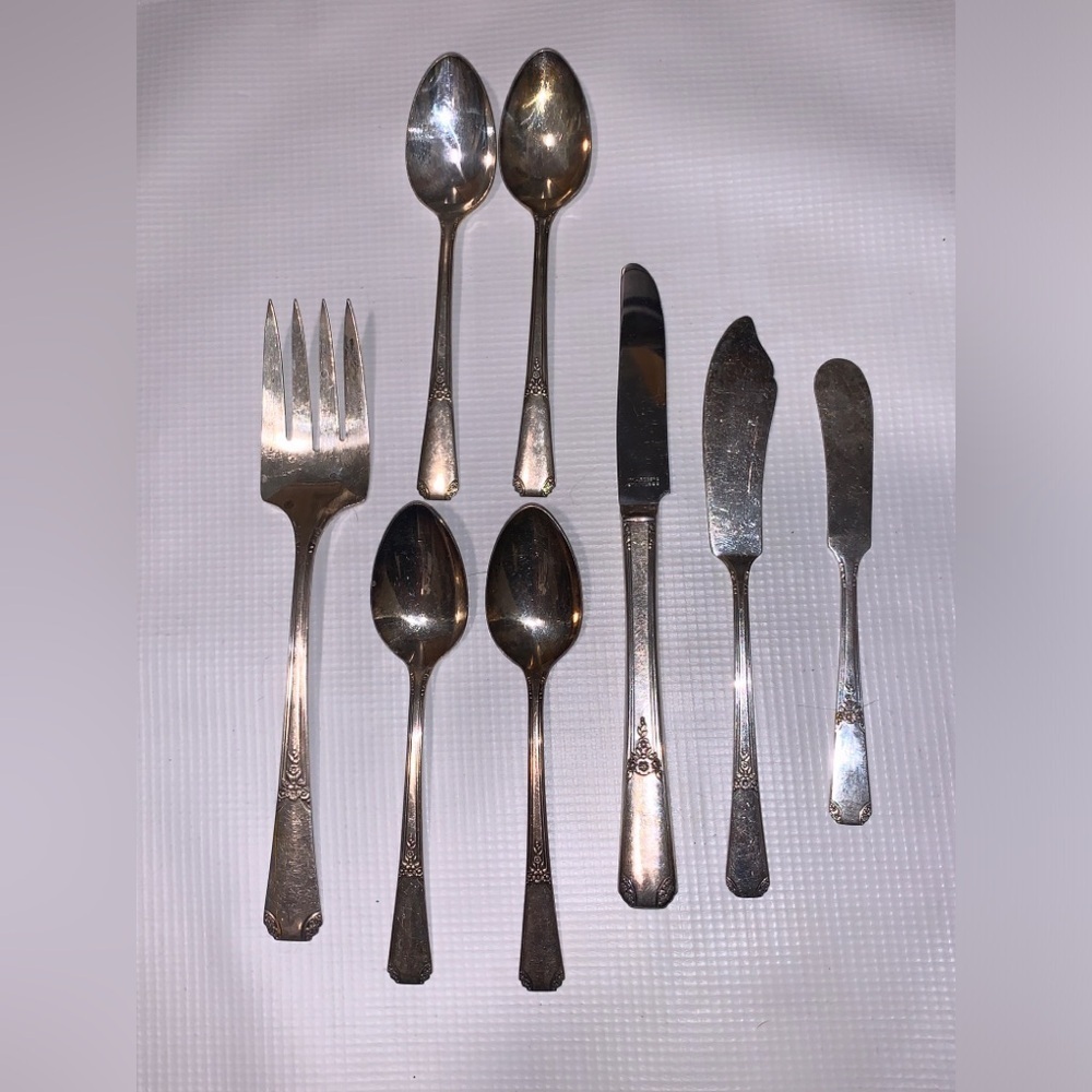 8 Pieces Wm A Rogers Sectional Oneida ltd 1939 Rio Pattern Spoon Knife Meat Fork
